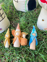 Load image into Gallery viewer, Mushroom Village with family