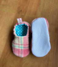 Load image into Gallery viewer, Wool Slipper kids size 8
