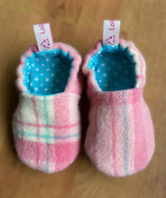 Load image into Gallery viewer, Wool Slipper kids size 8
