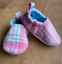 Load image into Gallery viewer, Wool Slipper kids size 8
